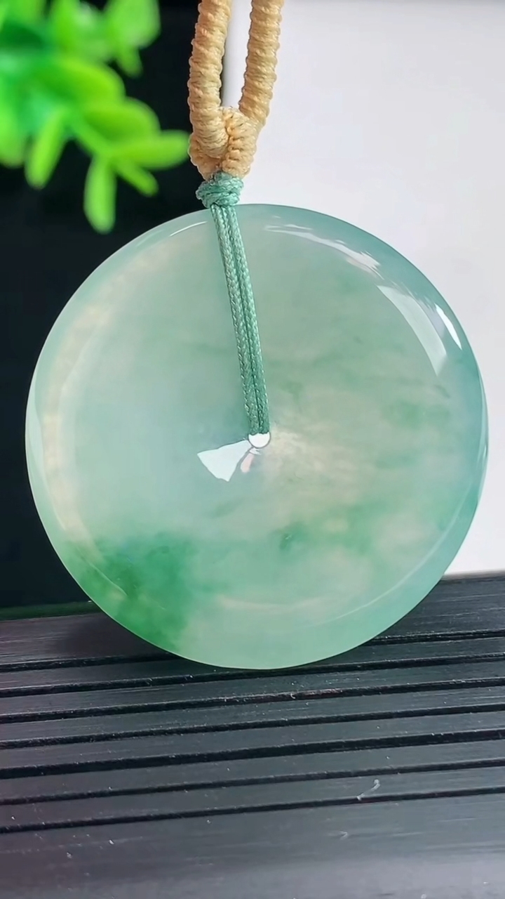 天然A货翡翠种飘花平安扣吊坠，尺寸36-5.6重量:17.55g
4月27日