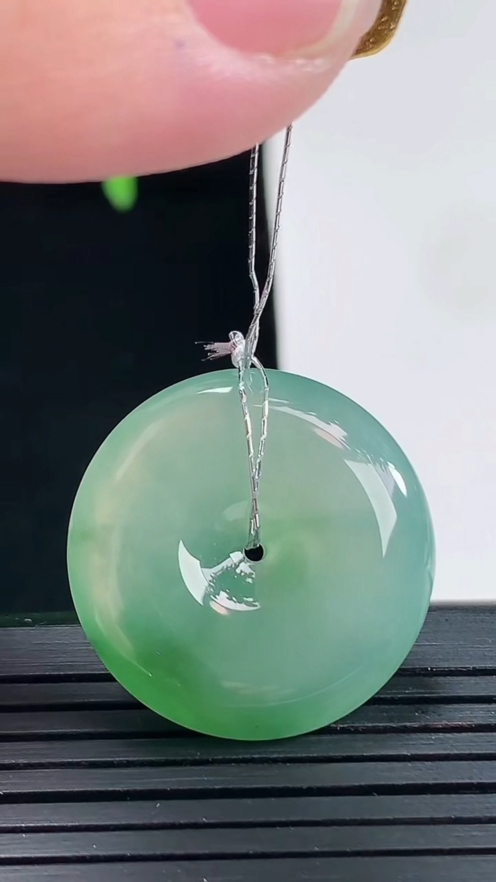 天然A货翡翠平安扣吊坠，尺寸24.5-5.8重量:7.24g
4月27日