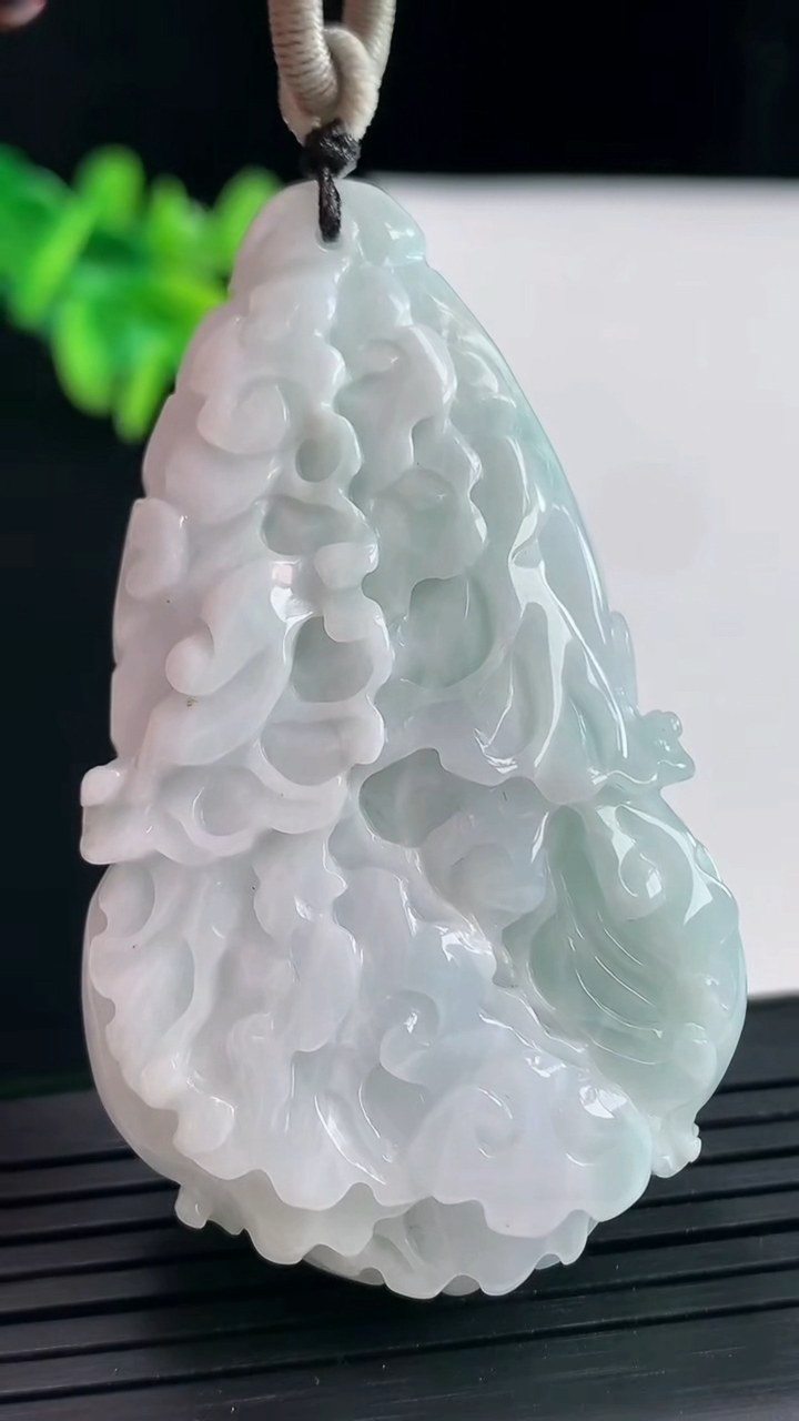 天然A货翡翠白菜吊坠，尺寸57-34-16重量:50.89g
4月27日