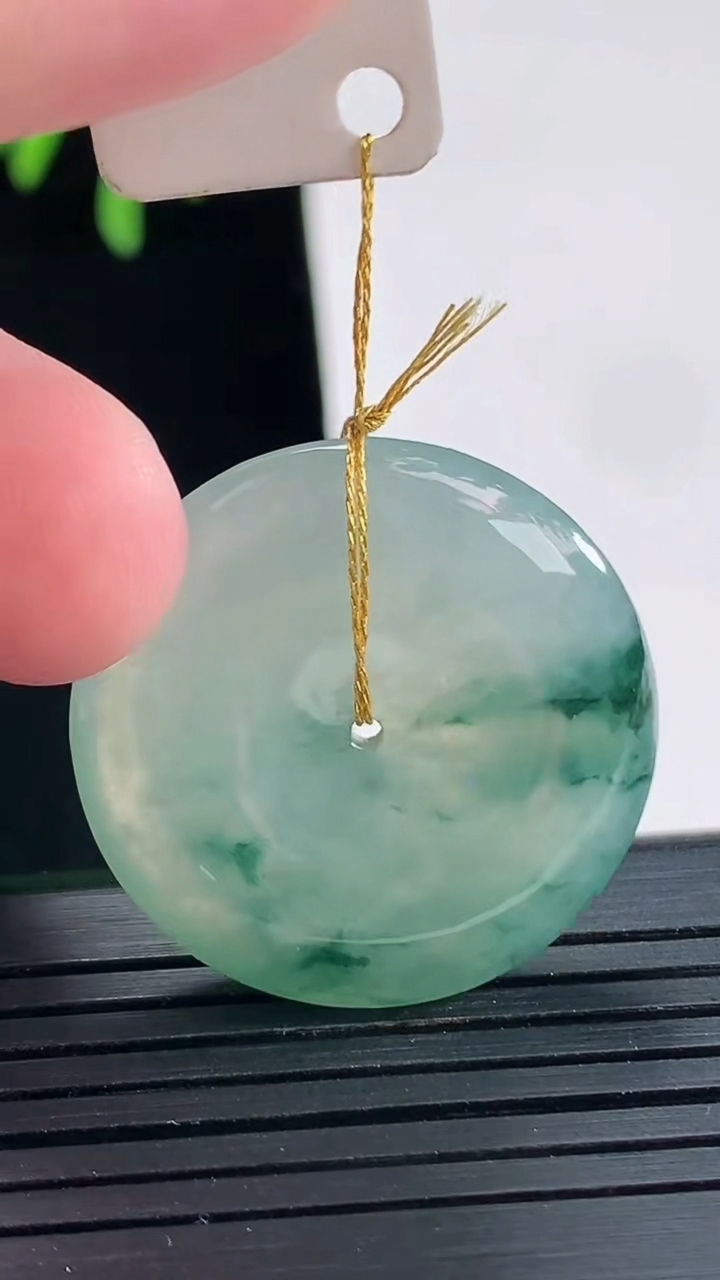 天然A货翡翠冰种飘花平安扣吊坠，尺寸28-5.8重量:9.66g
4月27日