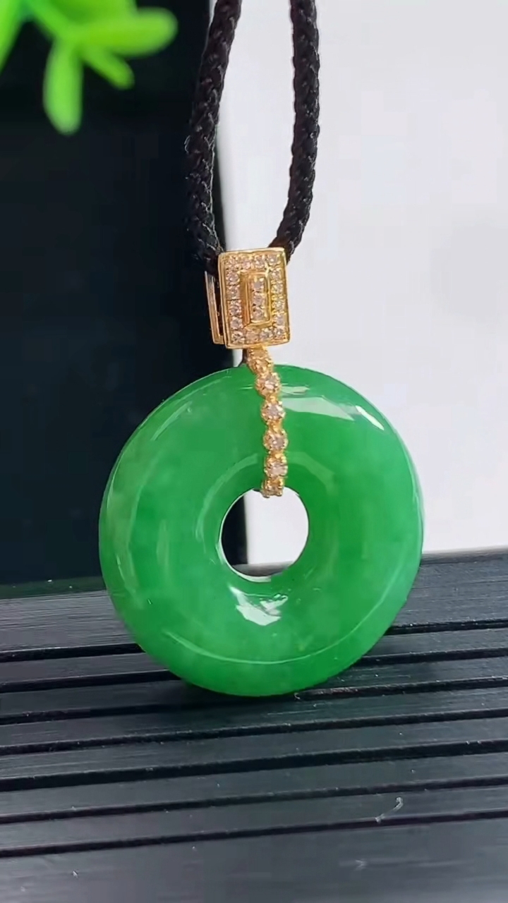 天然A货翡翠平安环吊坠，尺寸20.6-6重量:5.55g
4月27日