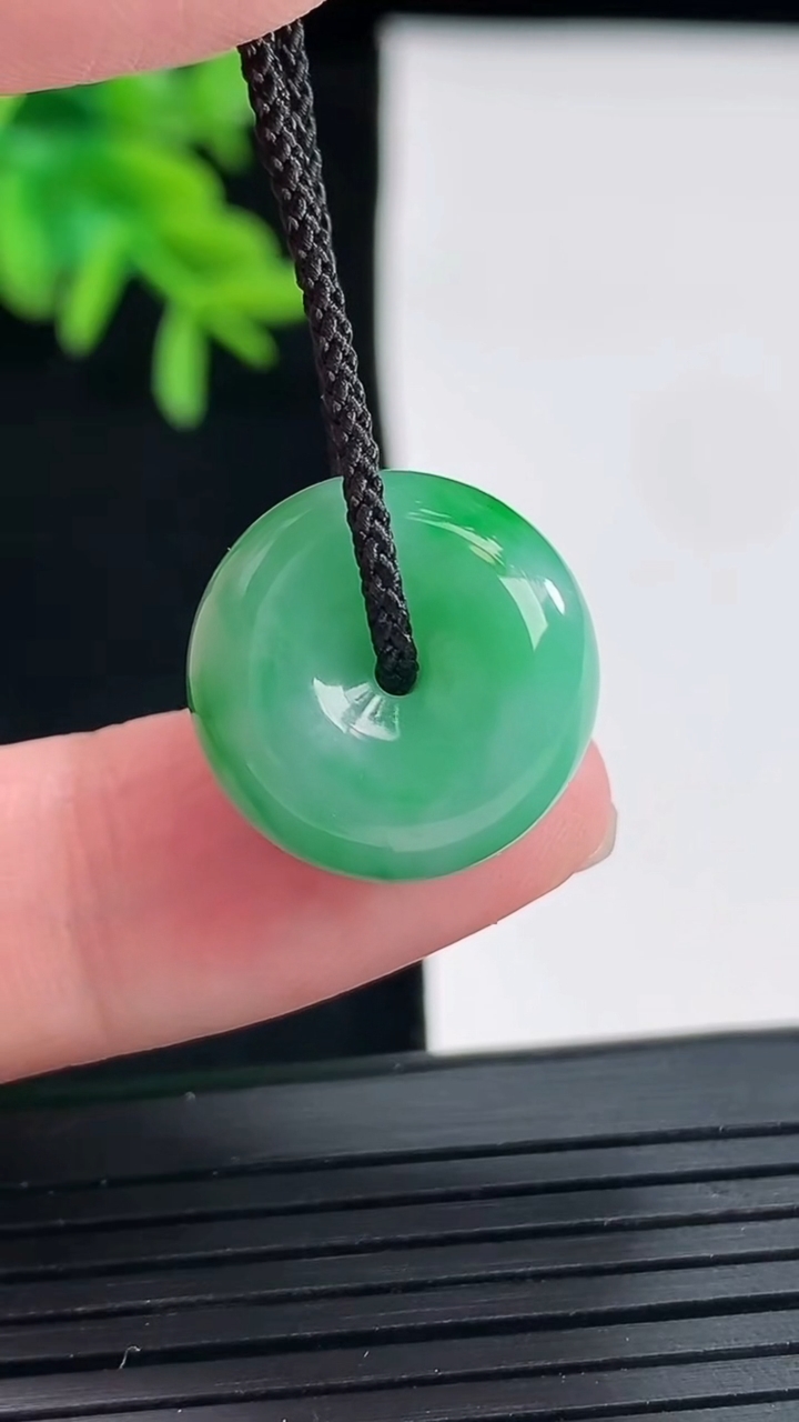 天然A货翡翠路路通吊坠，尺寸17-8.8重量:5.45g
4月27日