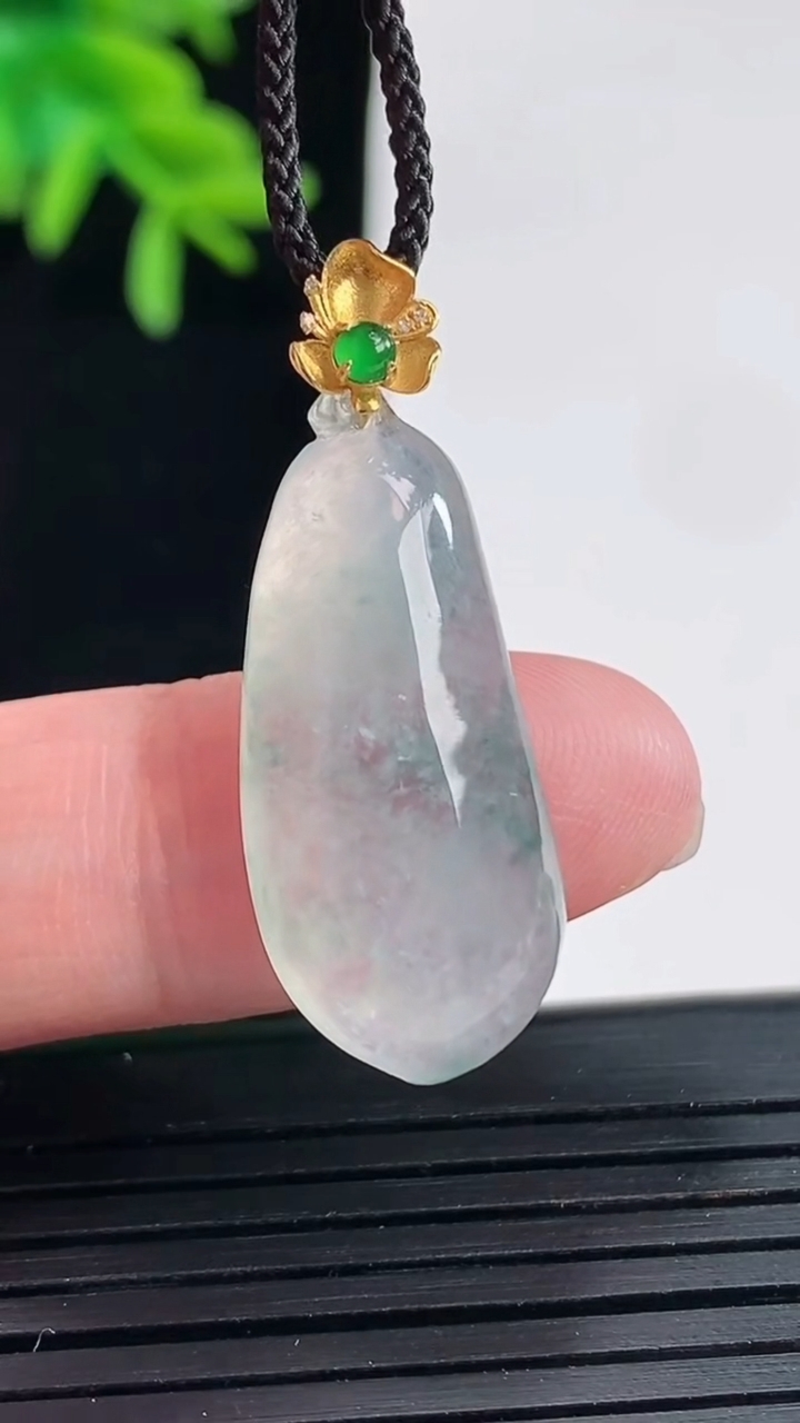 天然A货翡翠种飘花福瓜吊坠，尺寸25-12.6-5.6重量:3.83g
4月27日