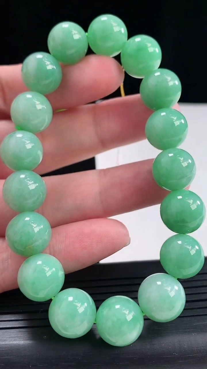 天然A货翡翠圆珠手串，尺寸12.5-16颗重量:57.87g4月27日
工厂直销收藏佳品,种好水足，色泽均匀，有种有色，上手高大气！