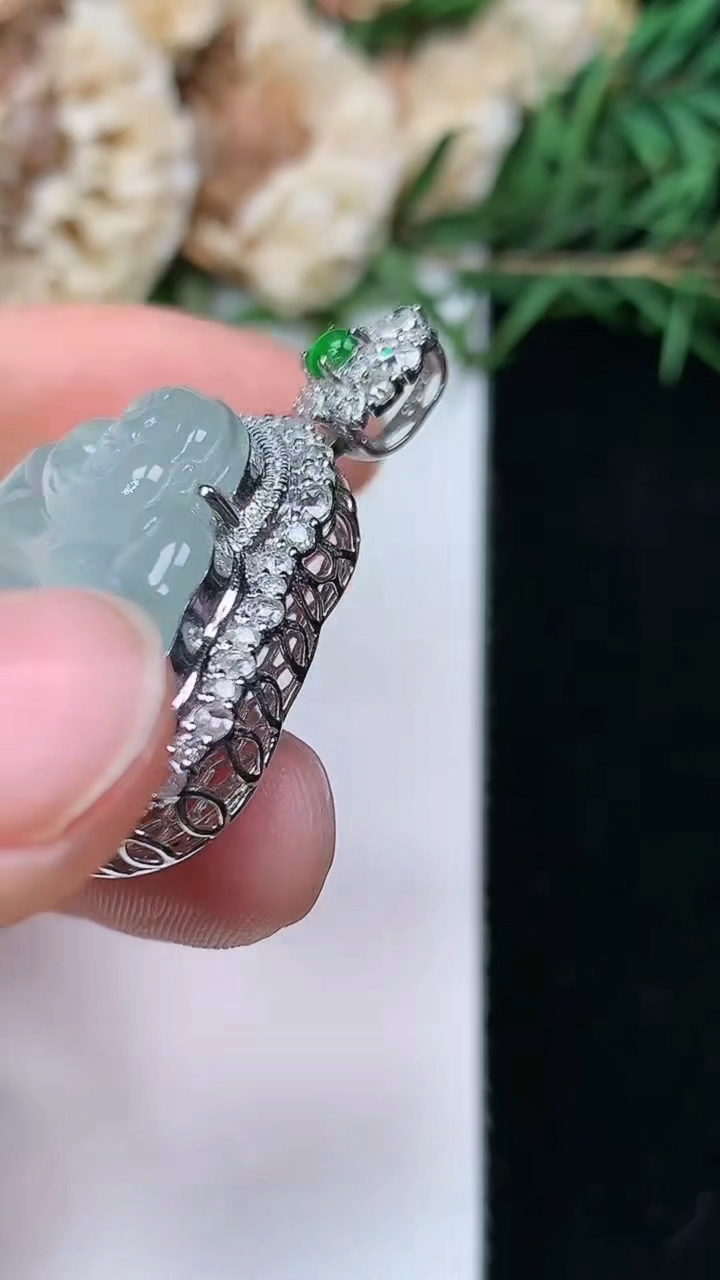 天然A货翡翠飘花佛公吊坠，尺寸35.2-31.7-11.5，裸石19.8-28，重量:11.34g
4月27日