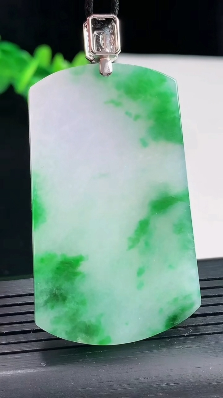 天然A货翡翠无事牌吊坠，尺寸55-33-3.6重量:21.57g
4月27日