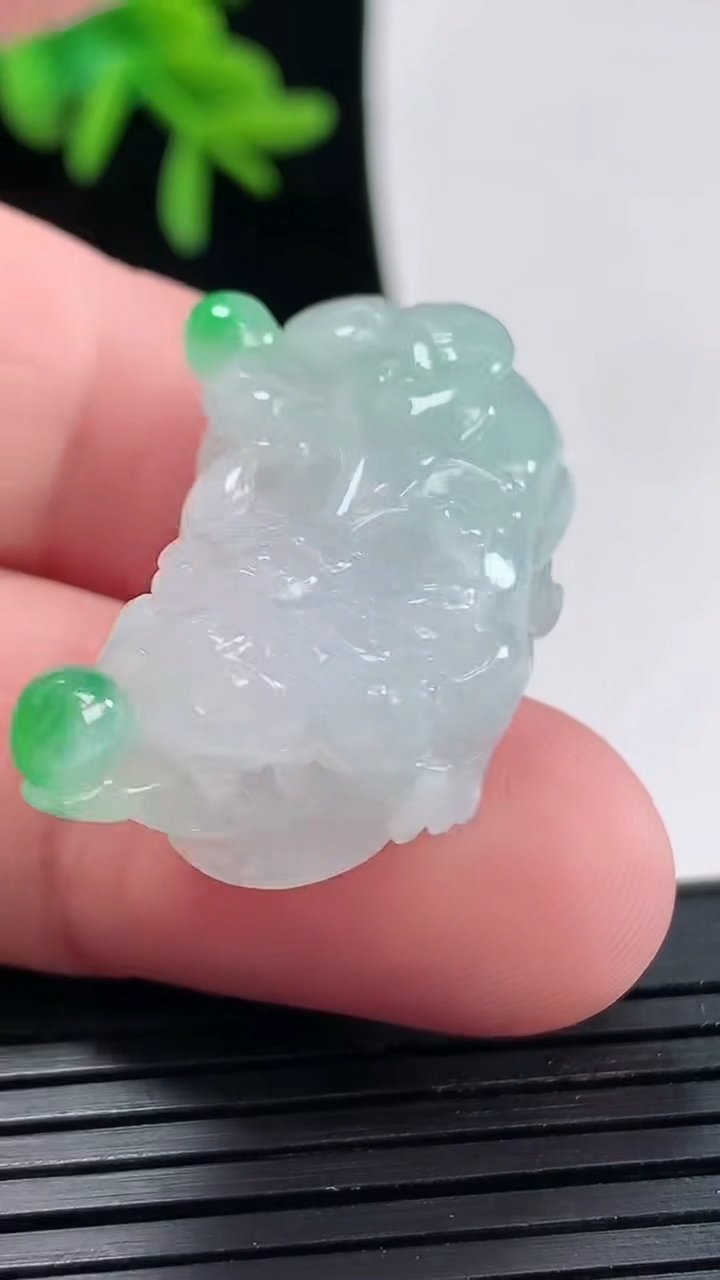 天然A货翡翠貔貅吊坠，尺寸33-17-13重量:13.35g
4月27日