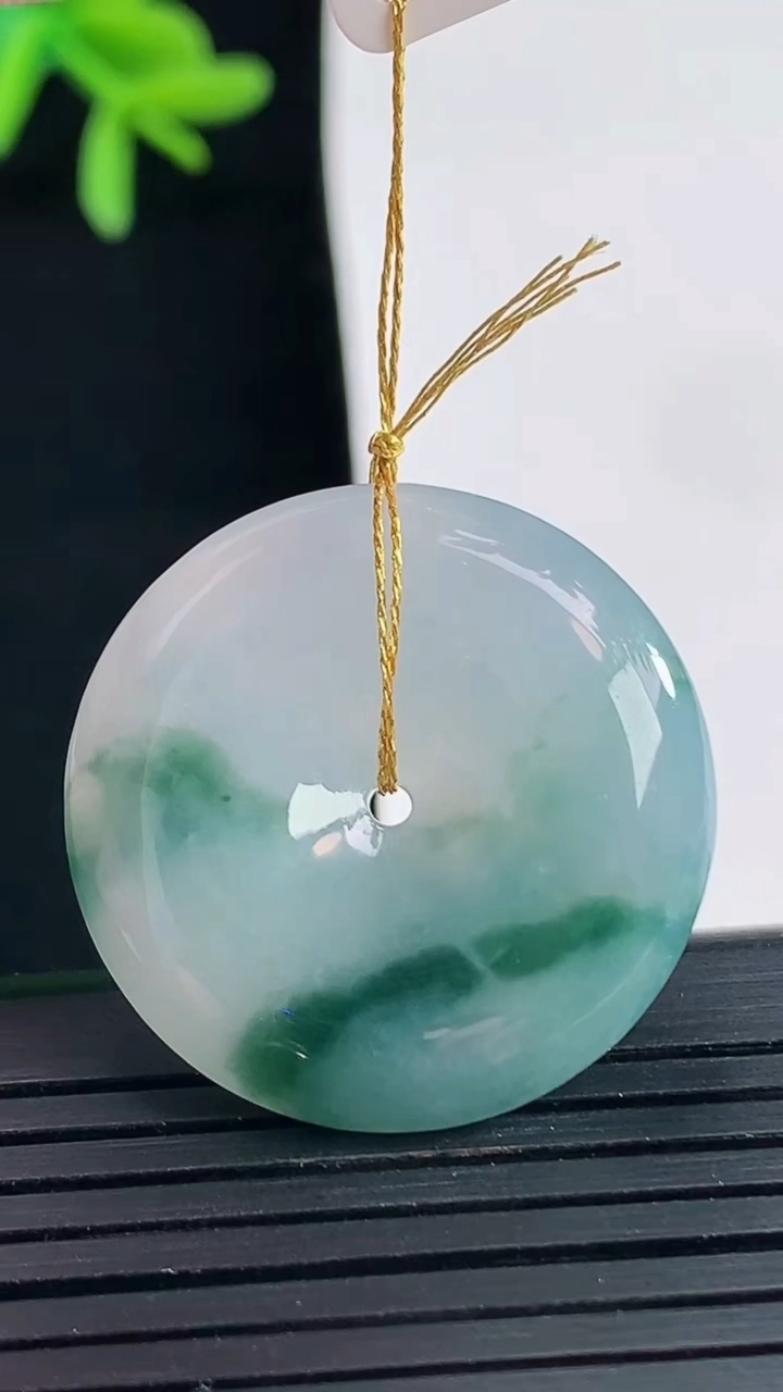 天然A货翡翠飘花平安扣吊坠，尺寸27-5.6重量:9.01g
4月27日