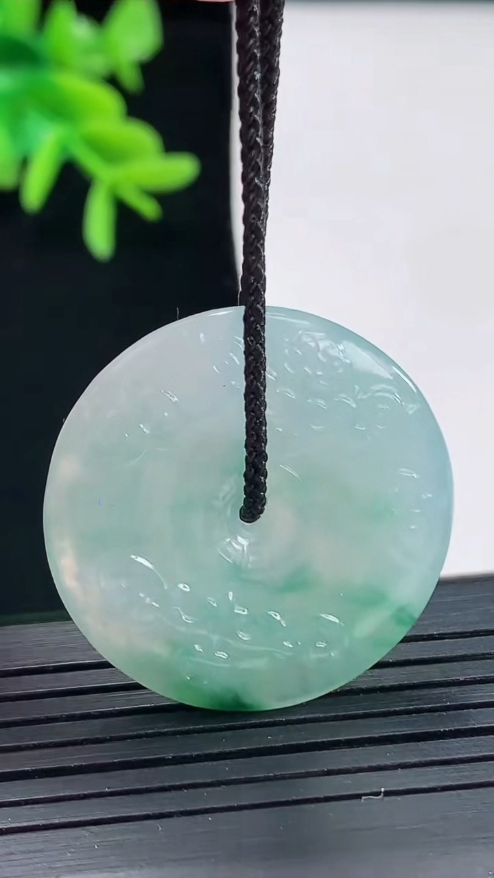 天然A货翡翠仿古平安扣吊坠，尺寸30-5.5重量:9.82g
4月27日