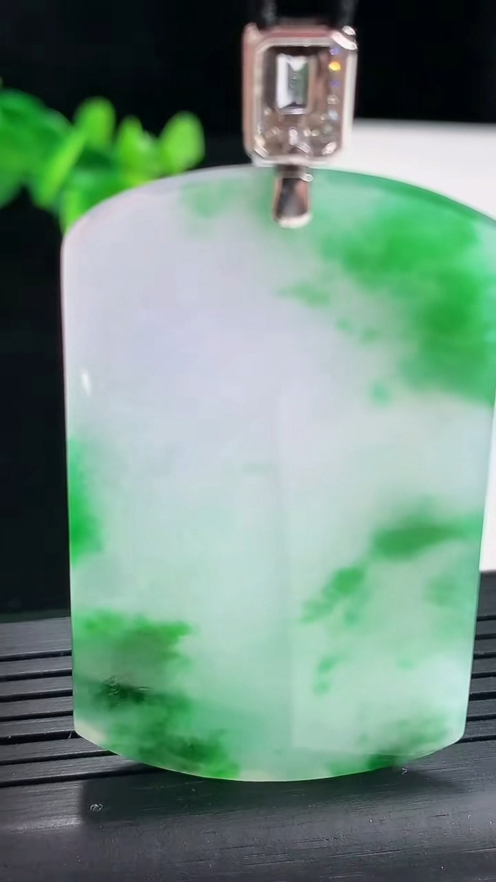 天然A货翡翠无事牌吊坠，尺寸55-33-3.6重量:21.57g
4月27日