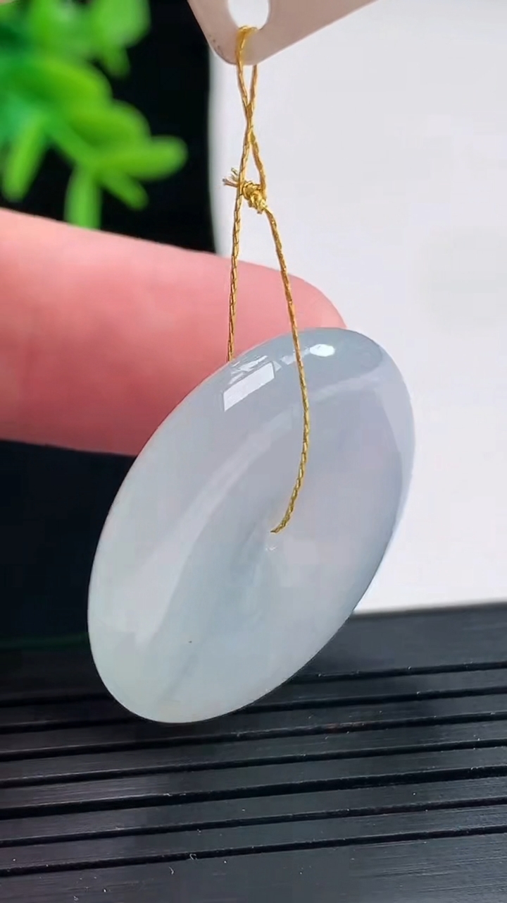 天然A货翡翠冰种飘花平安扣吊坠，尺寸29-6重量:10.81g
4月27日