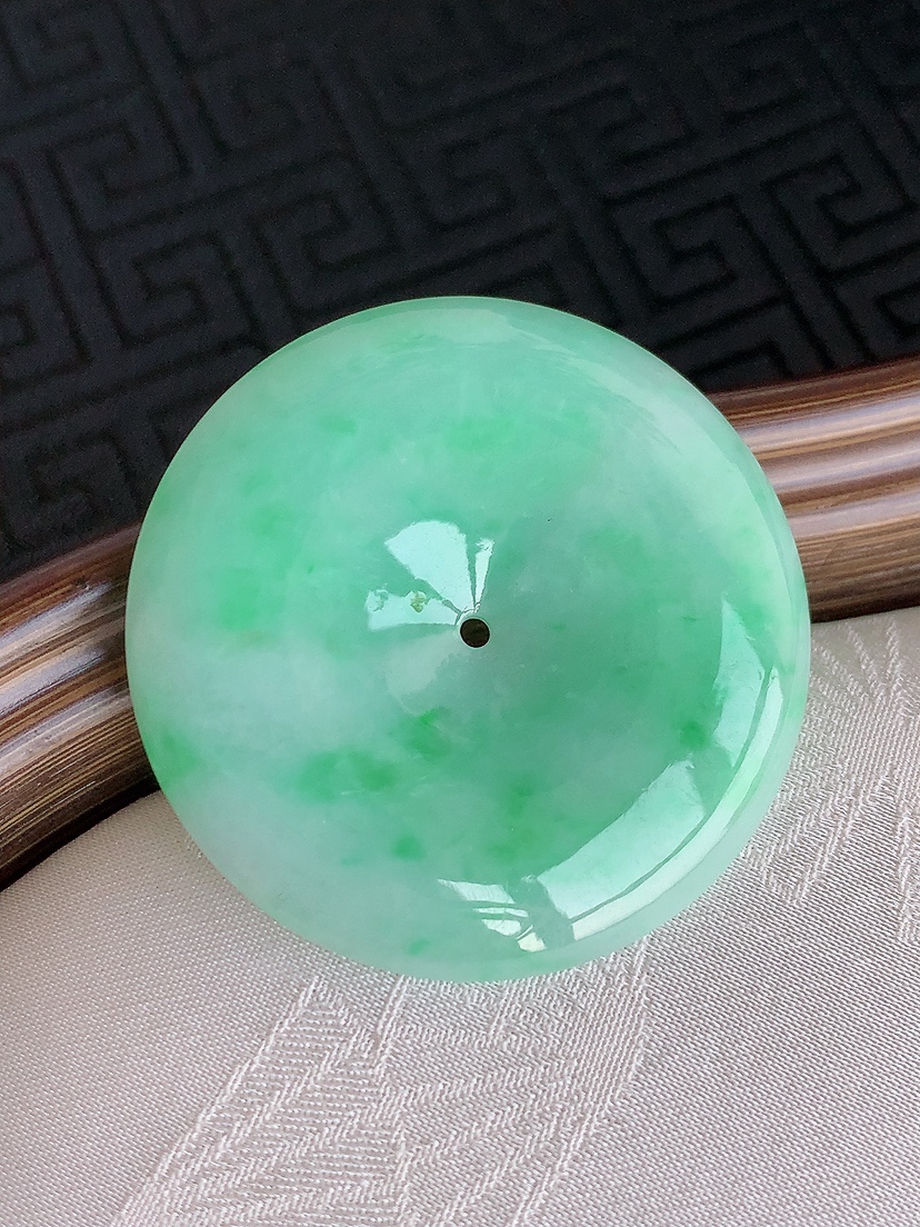 天然A货翡翠飘绿大件平安扣吊坠 
尺寸38.7-6mm 重量19.14g 0426