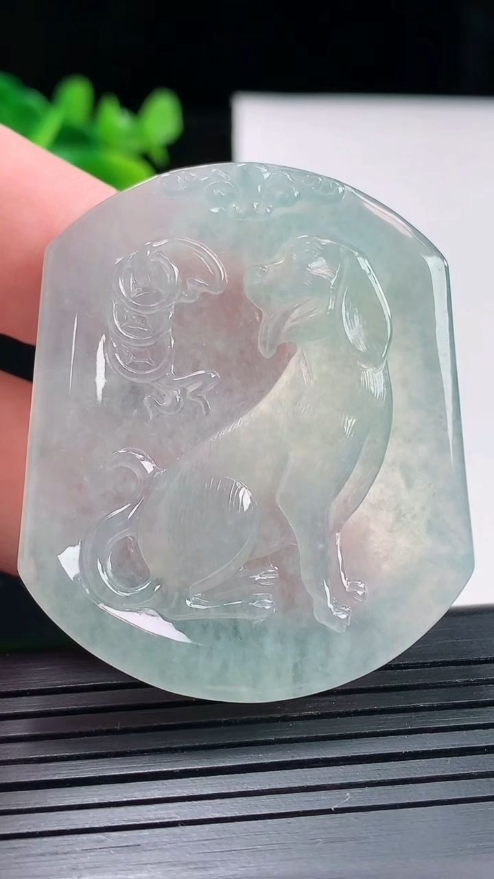 天然A货翡翠生肖狗吊坠，尺寸49-41-4.6重量:23.59g
4月27日