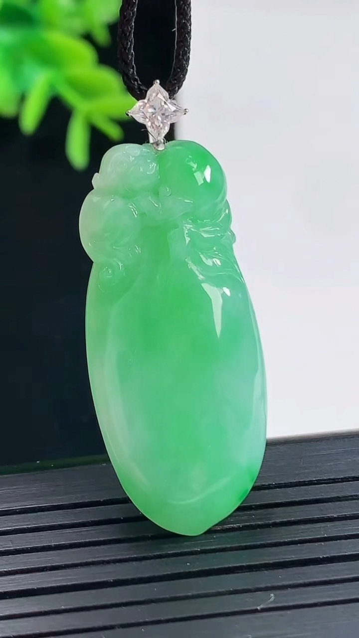 天然A货翡翠寿桃吊坠，尺寸39-17-7.8重量:9.61g
4月27日