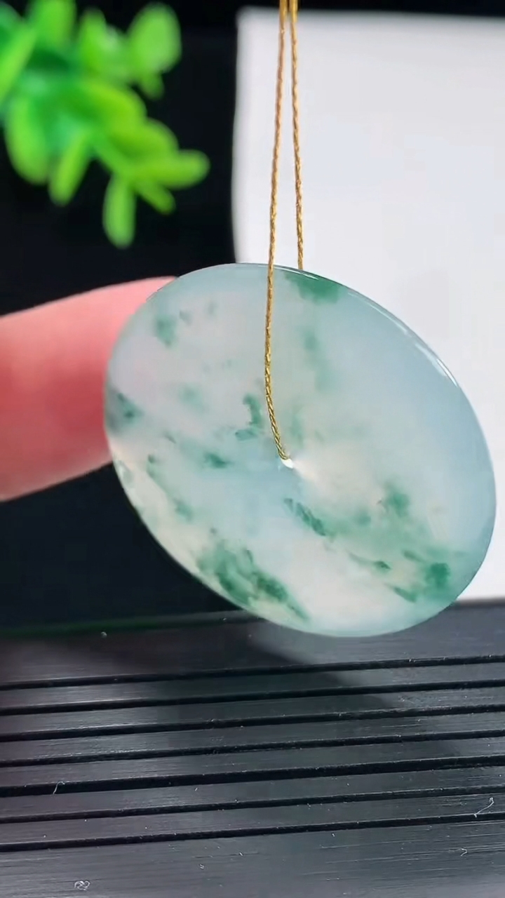 天然A货翡翠种飘花平安扣吊坠，尺寸32.6-4.8重量:11.12g
4月27日