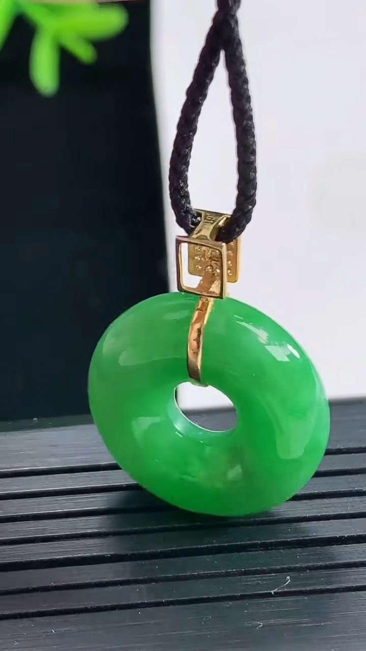 天然A货翡翠平安环吊坠，尺寸20.6-6重量:5.55g
4月27日