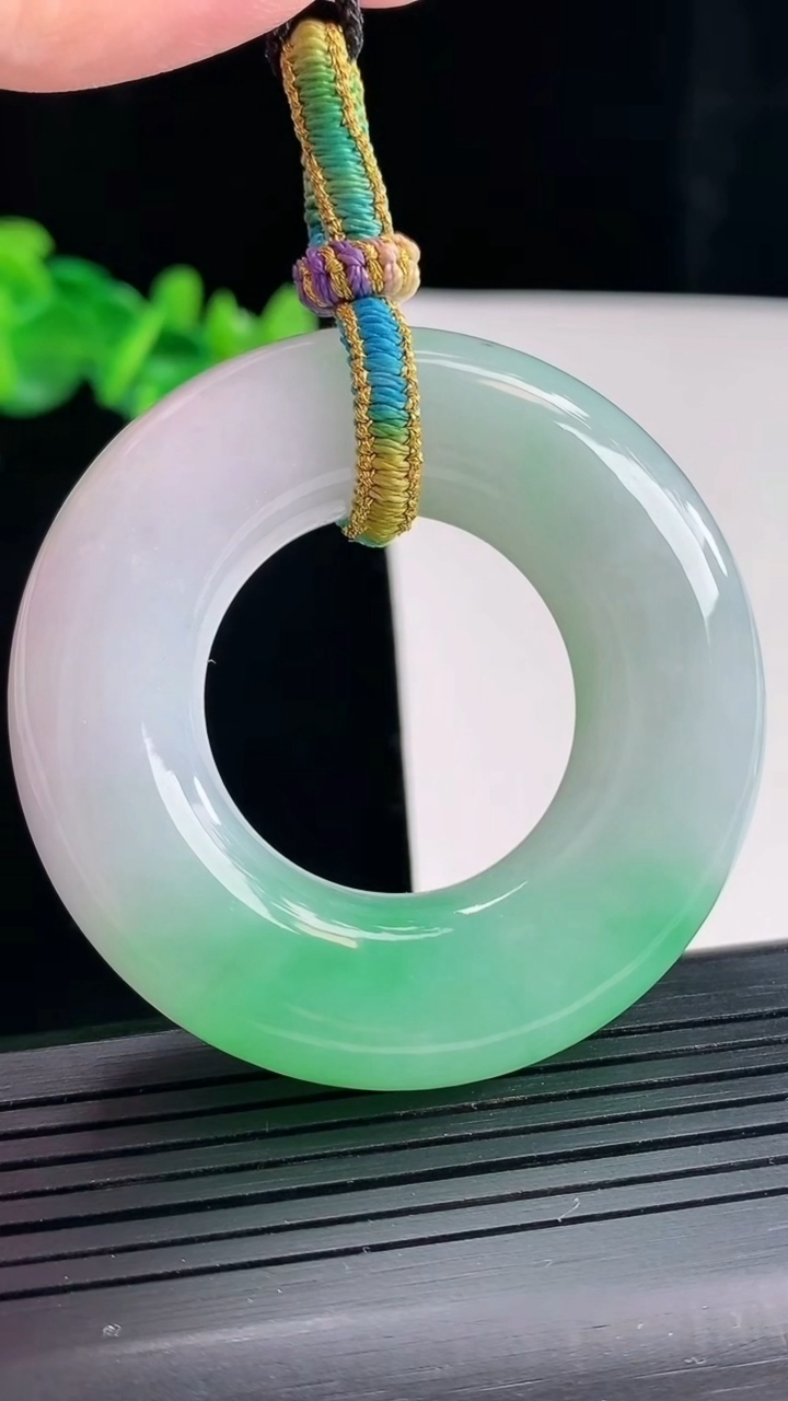 天然A货翡翠平安环吊坠，尺寸54-12.3重量:61.30g
4月27日