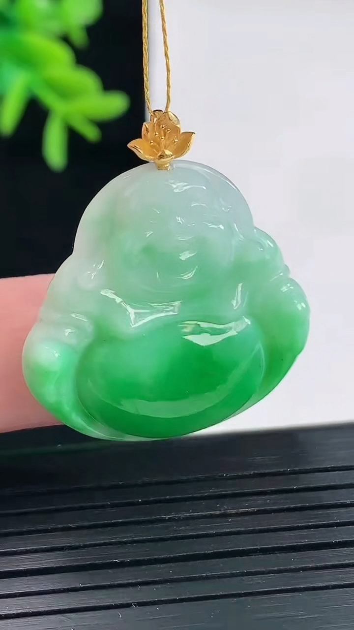 天然A货翡翠佛公吊坠，尺寸27.5-29-4.8重量:6.32g
4月27日