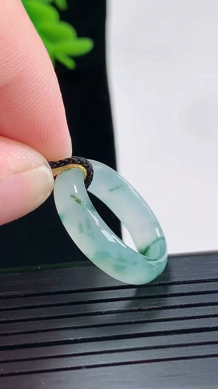 天然A货翡翠飘花玉指环 戒指，尺寸16.5-5.5-3.5重量:3.25g2026年4月27日
工厂直销收藏佳品,种好水足，色泽均匀，有种有色，上手高大气！