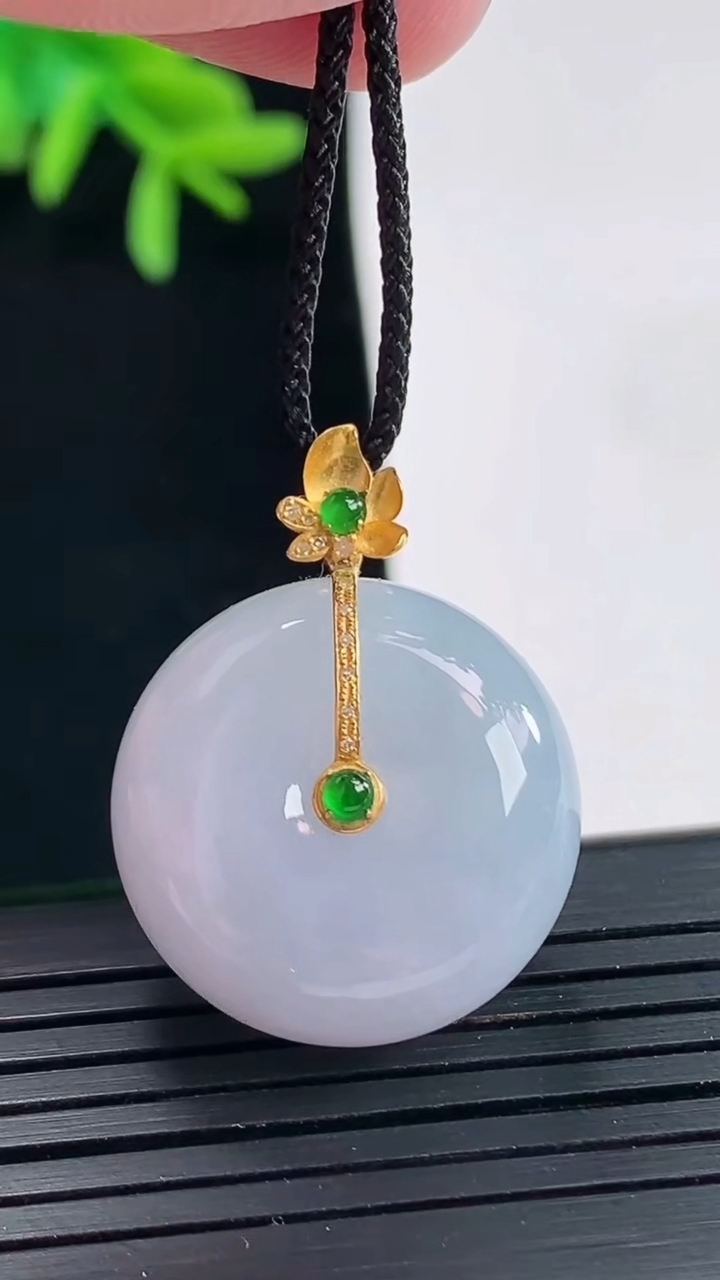 天然A货翡翠18k金紫罗兰路路通吊坠，尺寸21.5-11.5重量:11.61g
4月27日