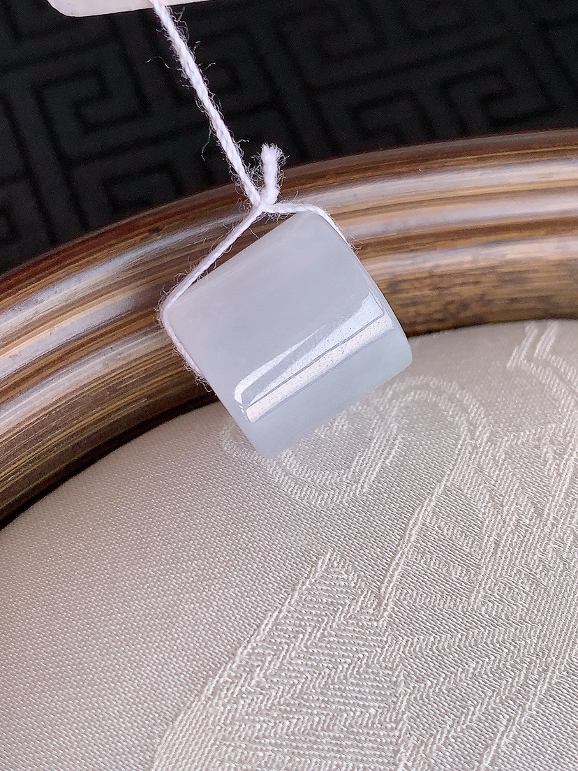 天然A货翡翠白冰白月光路路通吊坠 
尺寸13.2-12.8mm 重量6.25g 0426