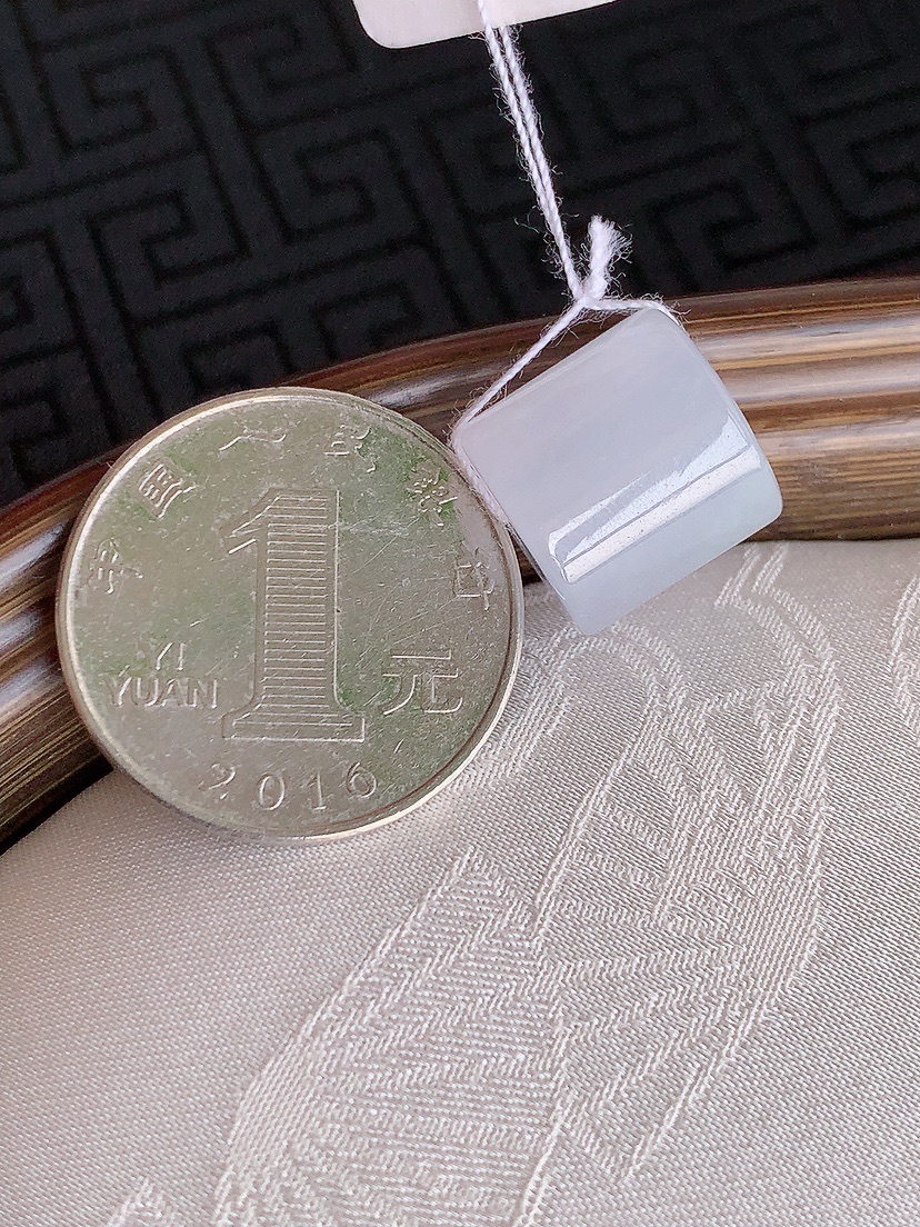 天然A货翡翠白冰白月光路路通吊坠 
尺寸13.2-12.8mm 重量6.25g 0426