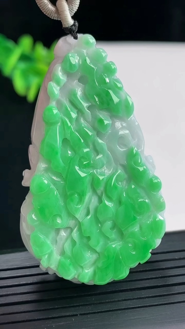 天然A货翡翠白菜吊坠，尺寸57-34-16重量:50.89g
4月27日