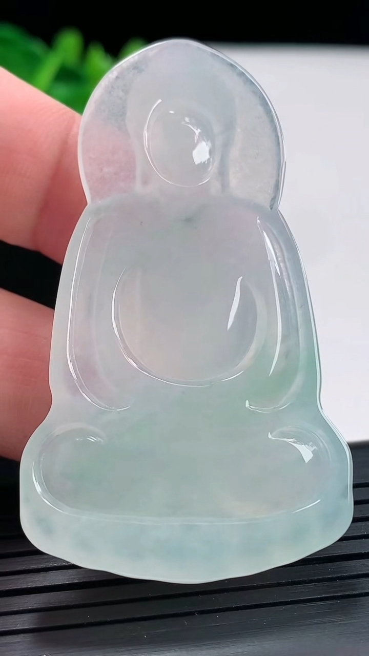 天然A货翡翠大日如来佛吊坠，尺寸60.6-35-5.5重量:21.36g
4月27日