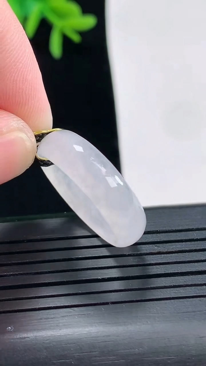 天然A货翡翠玉指环 戒指，尺寸17.5-6-3重量:3.31g2026年4月27日
工厂直销收藏佳品,种好水足，色泽均匀，有种有色，上手高大气！