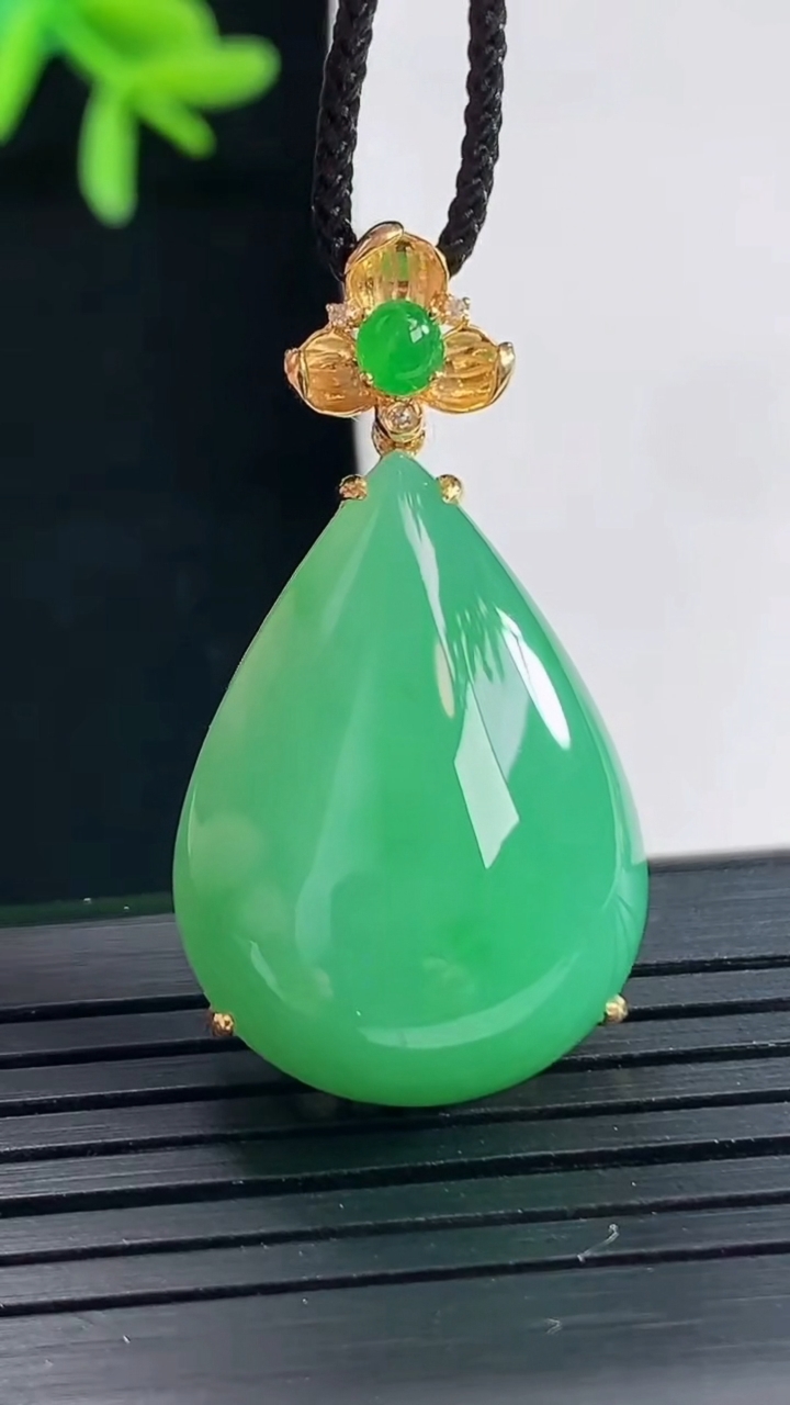 天然A货翡翠水滴吊坠，尺寸35-19-11，裸石25-19重量:8.48g
4月27日