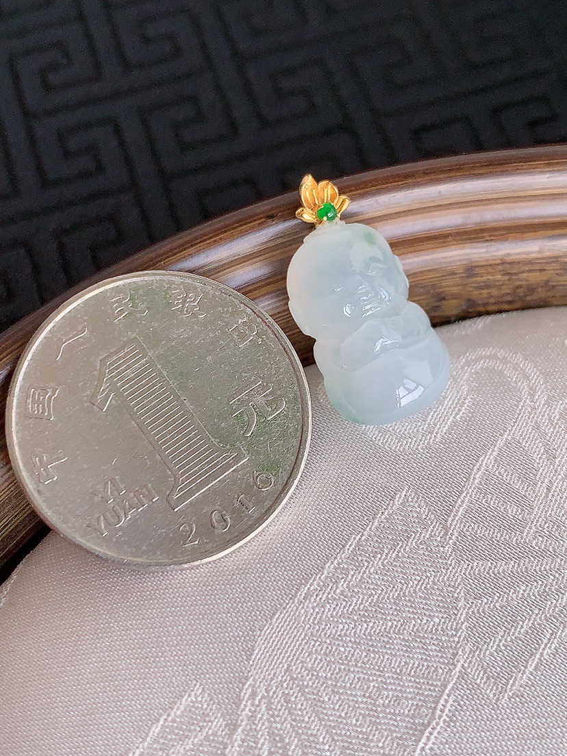 天然A货翡翠18K金扣头飘花沙弥吊坠 
尺寸22.3-17.3-11.2-7.7mm 重量3.08g 0426