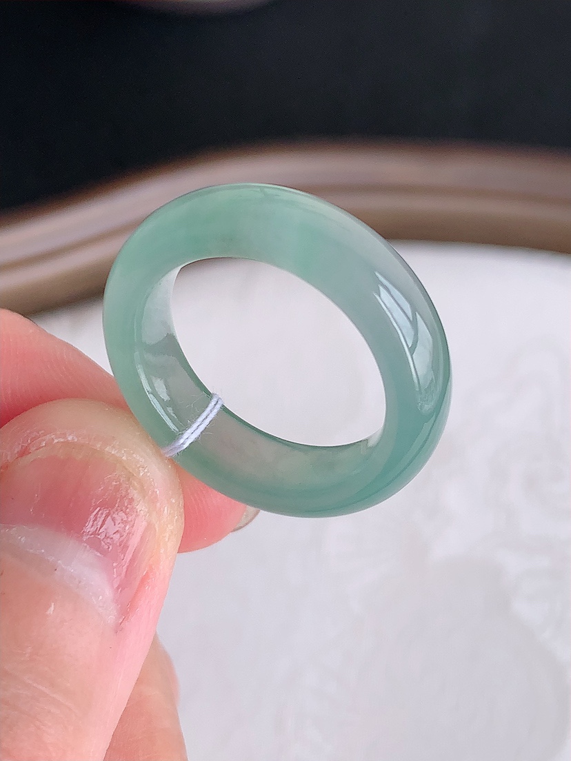 天然A货翡翠晴水素面戒指 
尺寸17.5-5.5-3.5mm 重量4.26g 0426