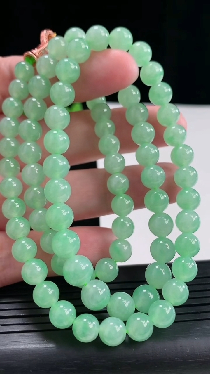 天然A货翡翠圆珠项链，尺寸7.2-81颗重量:58.11g
4月27日