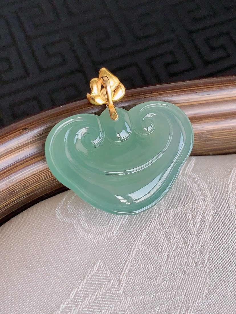 天然A货翡翠18K金扣头晴水如意吊坠 
尺寸26.6-19-26.5-5.4mm 重量5.85g 0