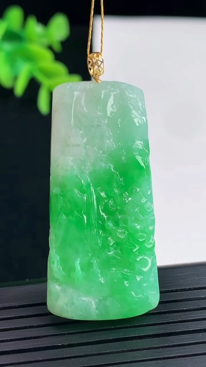 天然A货翡翠山水牌吊坠，尺寸45.5-20.5-5重量:12.77g
4月27日