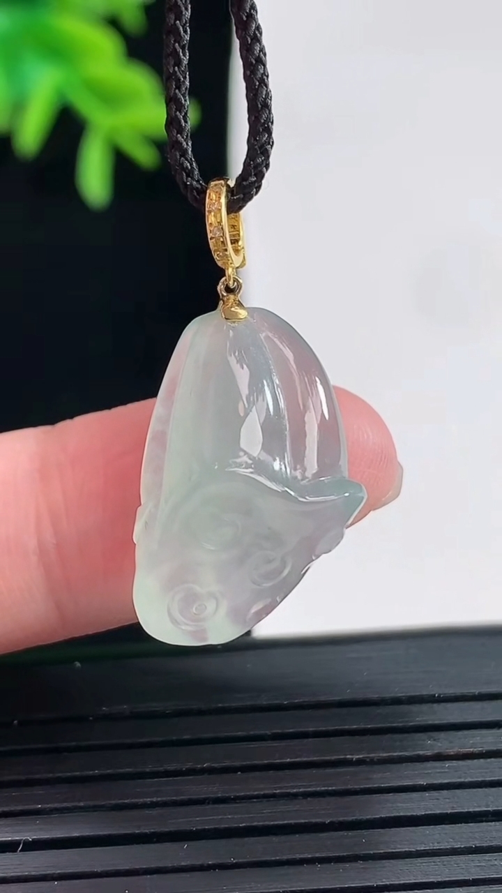 天然A货翡翠莲蓬吊坠，尺寸21.8-14.5-8重量:3.74g
4月27日