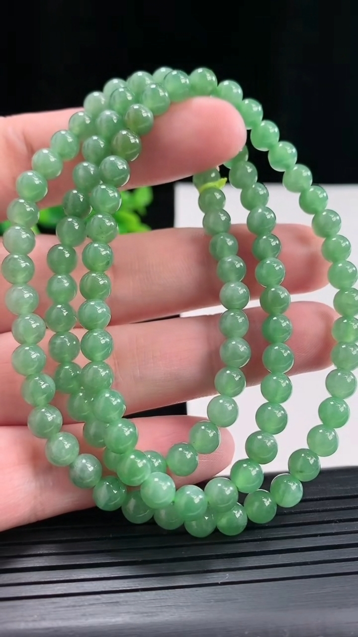 天然A货翡翠圆珠项链，尺寸6-104颗重量:35.95g4月27日
工厂直销收藏佳品,种好水足，色泽均匀，有种有色，上手高大气！