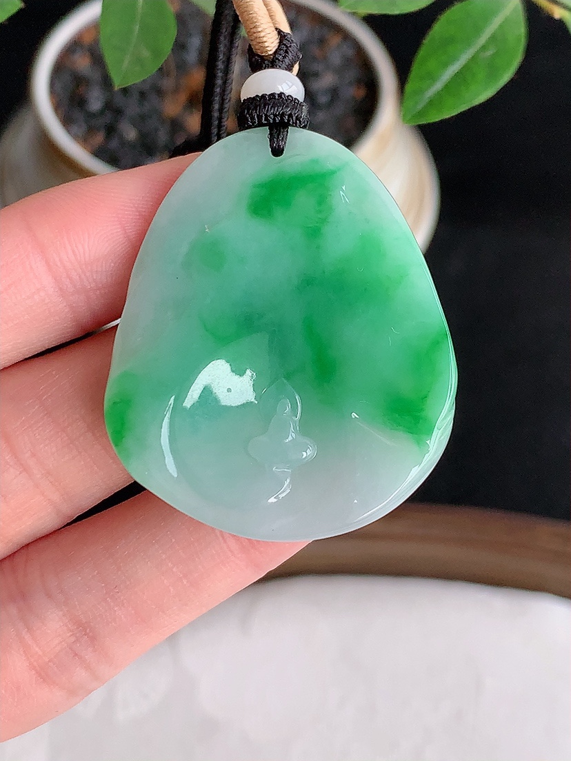 天然A货翡翠飘绿悟道吊坠 
尺寸39.5-32.4-5.2mm 重量15.96g 0426