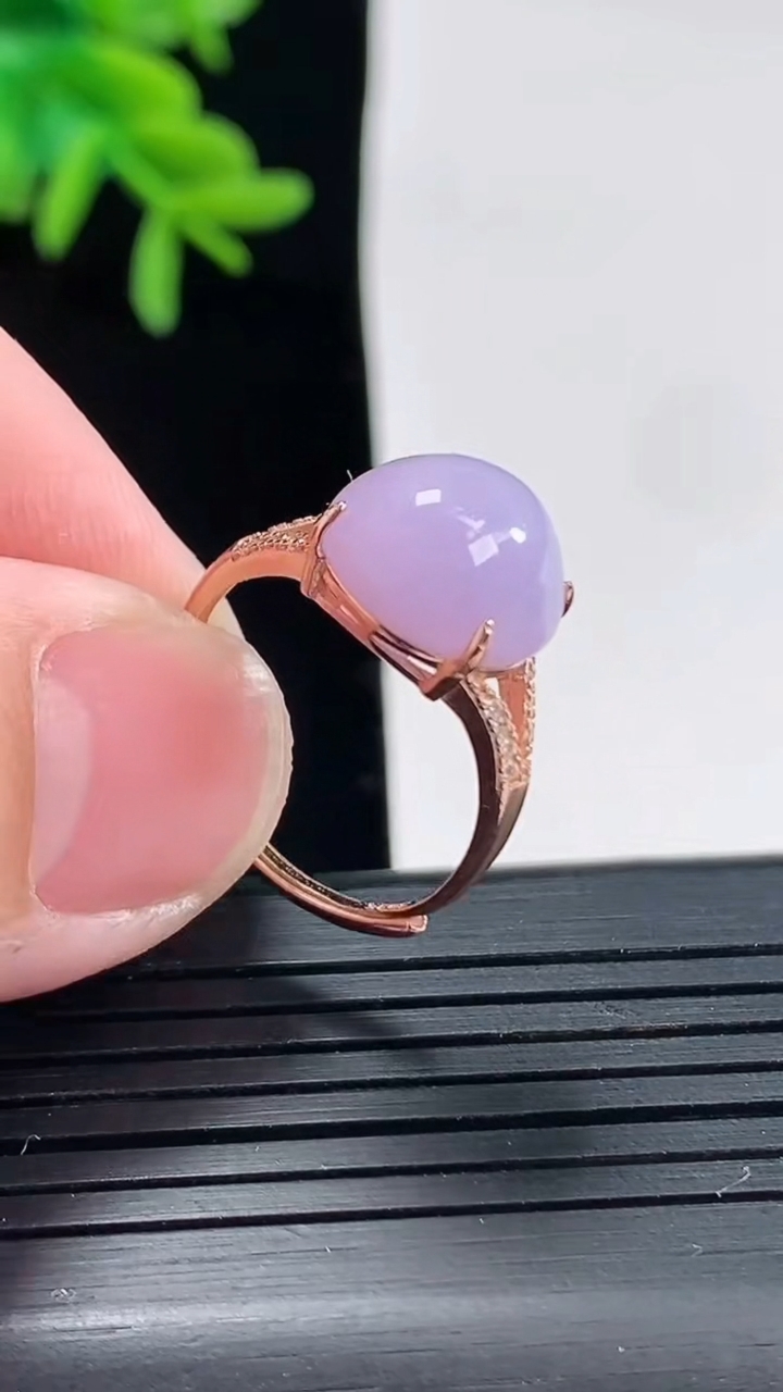 天然A货翡翠925银紫罗兰蛋面戒指，尺寸12-11-7.5重量:2.76g2026年4月27日
工厂直销收藏佳品,种好水足，色泽均匀，有种有色，上手高大气！