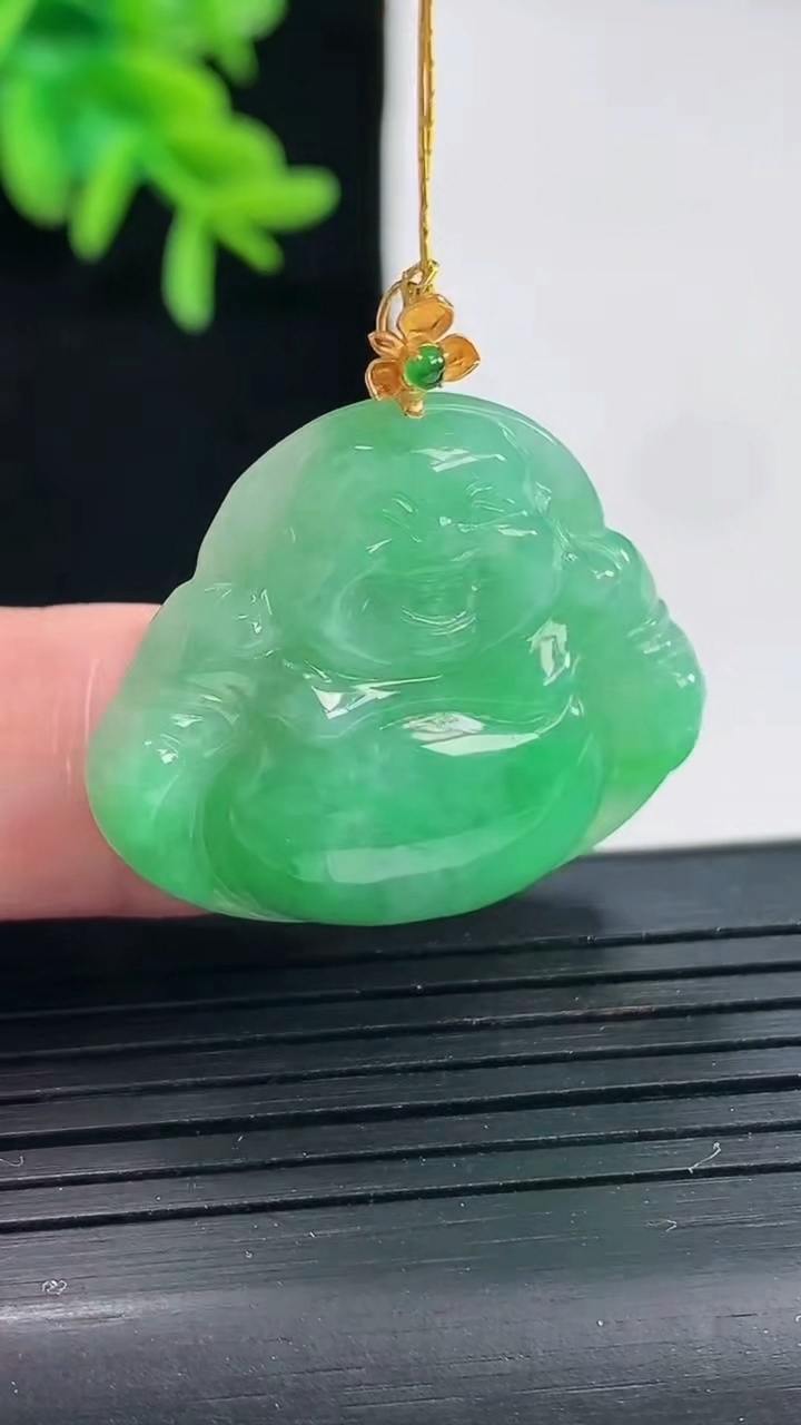 天然A货翡翠佛公吊坠，尺寸25-30-5.8重量:7.06g
4月27日
