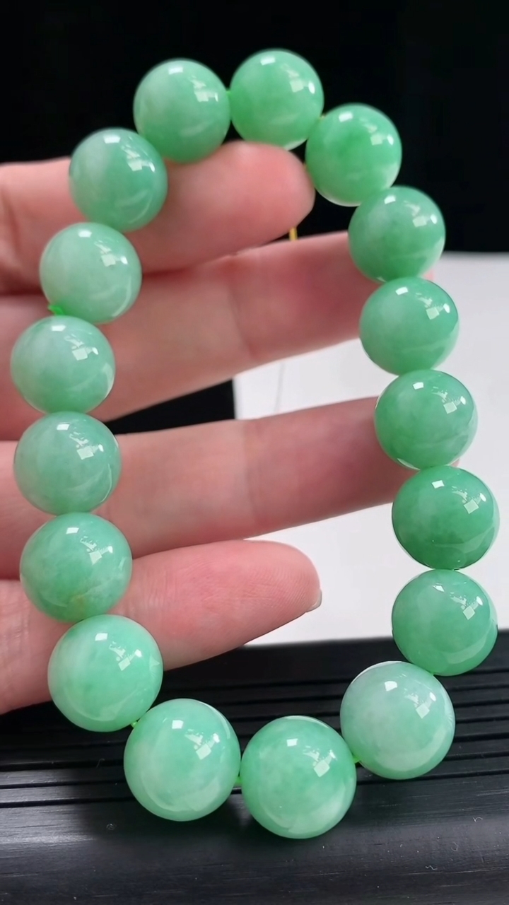 天然A货翡翠圆珠手串，尺寸12.5-16颗重量:57.87g4月27日
工厂直销收藏佳品,种好水足，