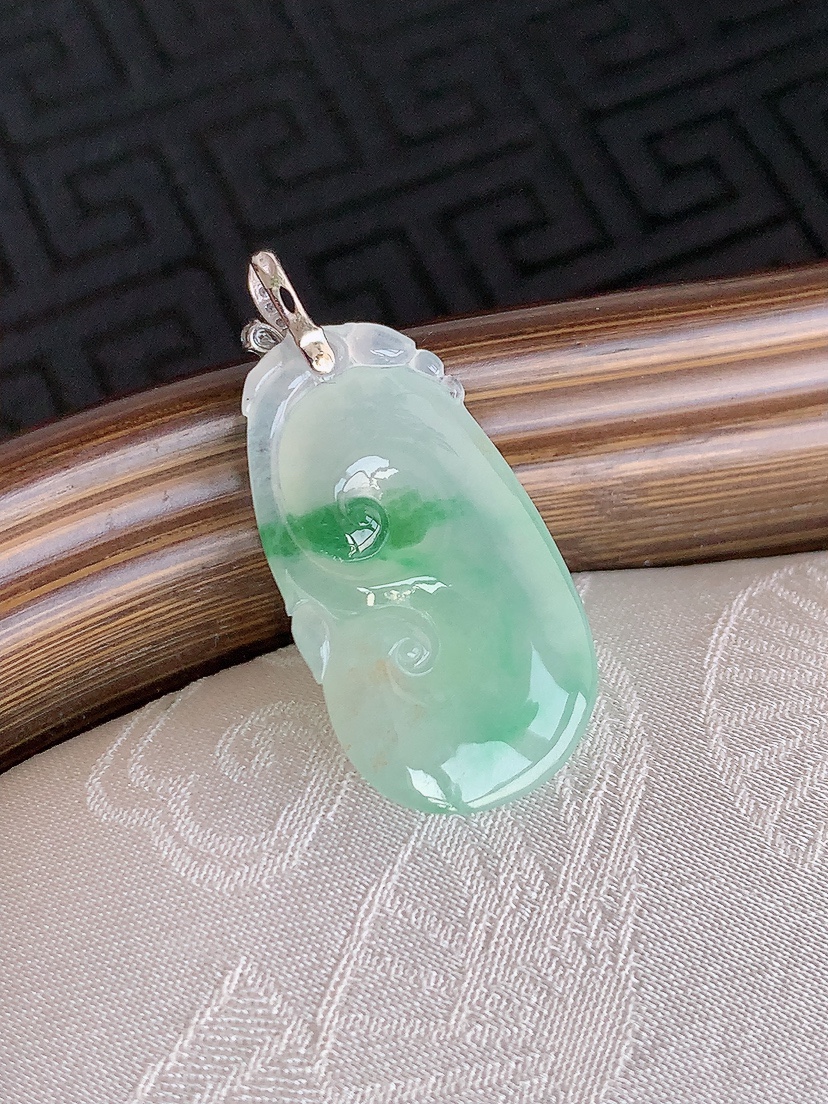 天然A货翡翠18K金镶嵌飘绿如意吊坠 
尺寸29.8-25-13.8-5.5mm 重量3.55g 0