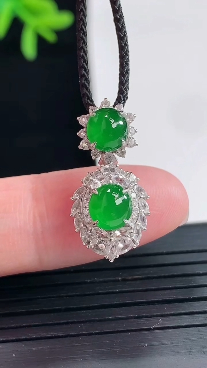 天然A货翡翠蛋面吊坠，尺寸23-11-7.6，裸石6-5.5重量:2.74g
4月27日