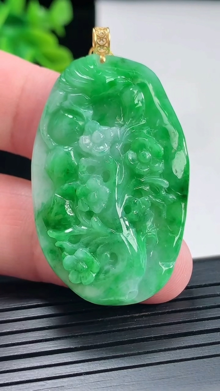 天然A货翡翠喜上眉梢吊坠，尺寸43-27-7重量:14.94g
4月27日