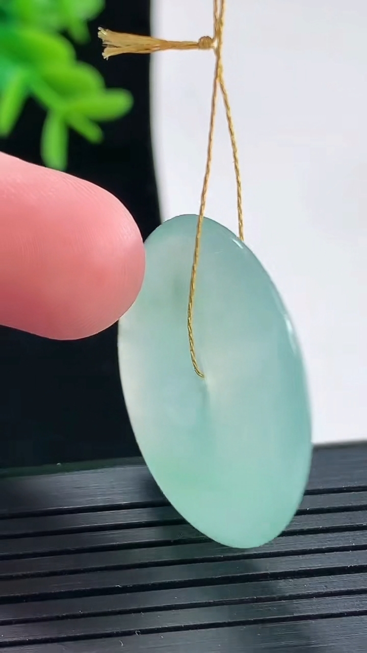 天然A货翡翠平安扣吊坠，尺寸30-5.2重量:10.19g
4月27日