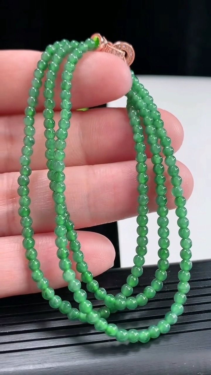 天然A货翡翠圆珠项链，尺寸3-182颗重量:9.10g4月27日
工厂直销收藏佳品,种好水足，色泽均匀，有种有色，上手高大气！