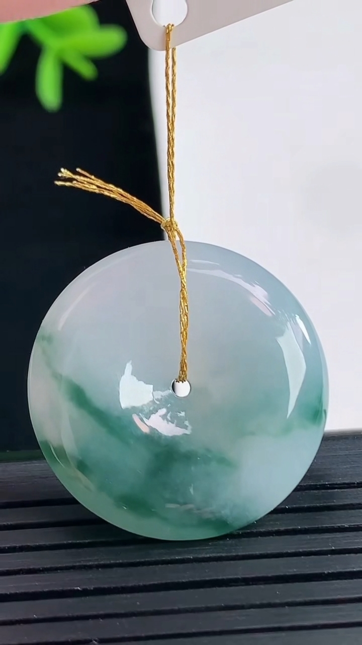 天然A货翡翠飘花平安扣吊坠，尺寸27-5.6重量:9.01g
4月27日