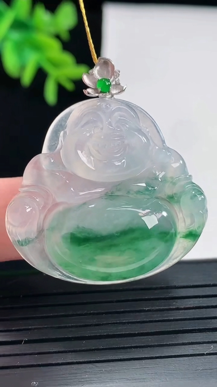 天然A货翡翠种飘花佛公吊坠，尺寸31.5-35.5-6.3重量:11.00g
4月27日