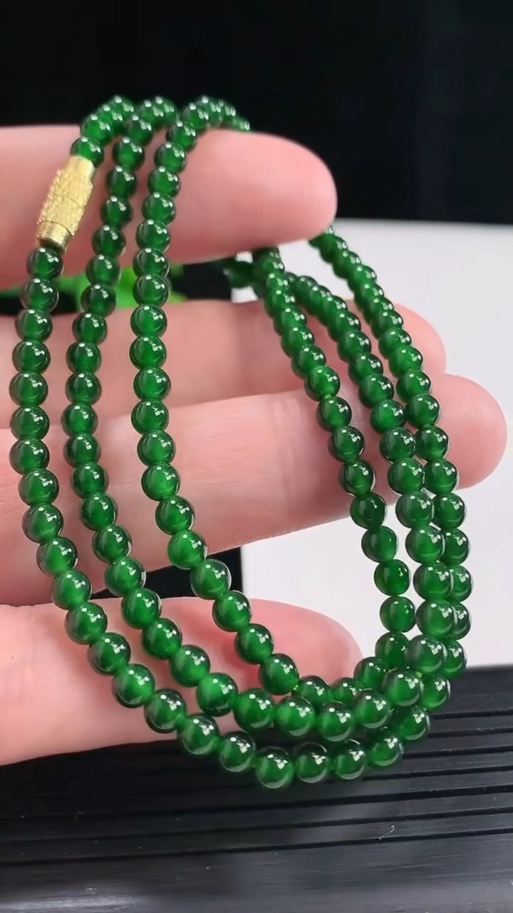 天然A货翡翠圆珠项链，尺寸4-150颗重量:16.06g4月27日
工厂直销收藏佳品,种好水足，色泽均匀，有种有色，上手高大气！