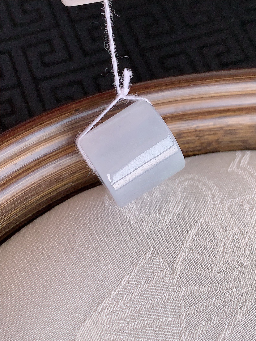 天然A货翡翠白冰白月光路路通吊坠 
尺寸13.2-12.8mm 重量6.25g 0426